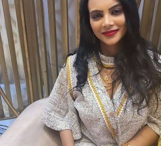 شاهد بالفيديو.. دلعته باسم "عصومي".. زوجة الحرس الشخصي لقائد الدعم السريع تثير الجدل بمقطع مع شاب مصري بالسعودية 1 امول المنير