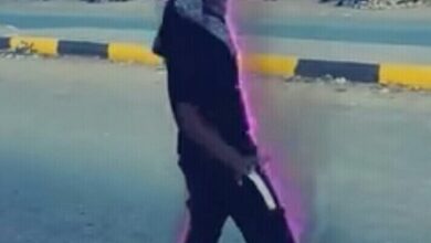 متظاهر يرقص