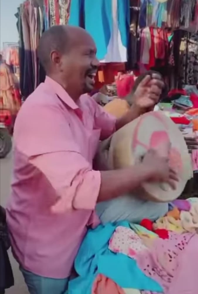 شاهد بالفيديو.. بائع ملابس سوداني يسوق لبضاعته في وسط السوق عبر الغناء بــ(الدلوكة) يتصدر التريند ويجذب أنظار المتسوقات 10 بائع يروج لبضاعته