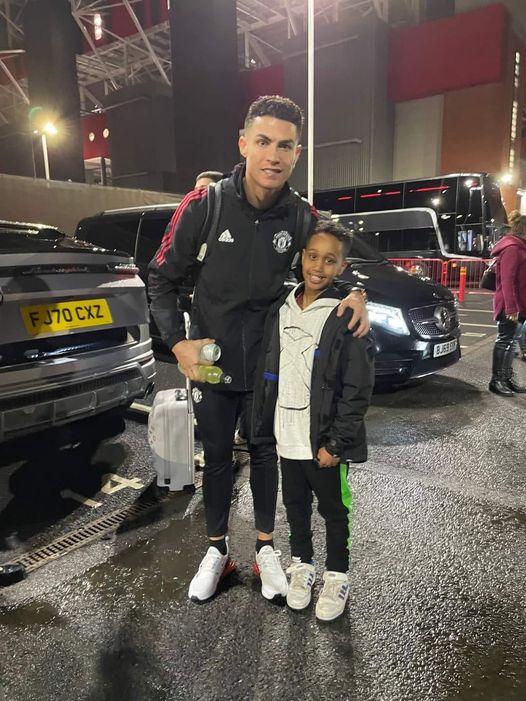 شاهد بالصورة.. طفل سوداني ينجح في ما فشل فيه المشاهير ويتمكن من مقابلة نجم كرة القدم العالمي كرستيانو رونالدو 11 طفل سوداني مع رونالدو