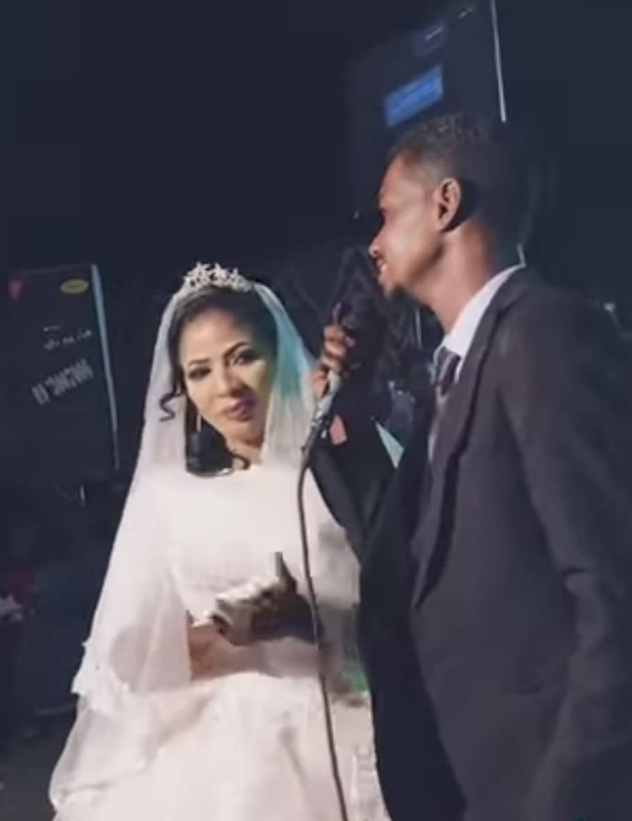 عرسان يغنوا في ليلة فرحهم