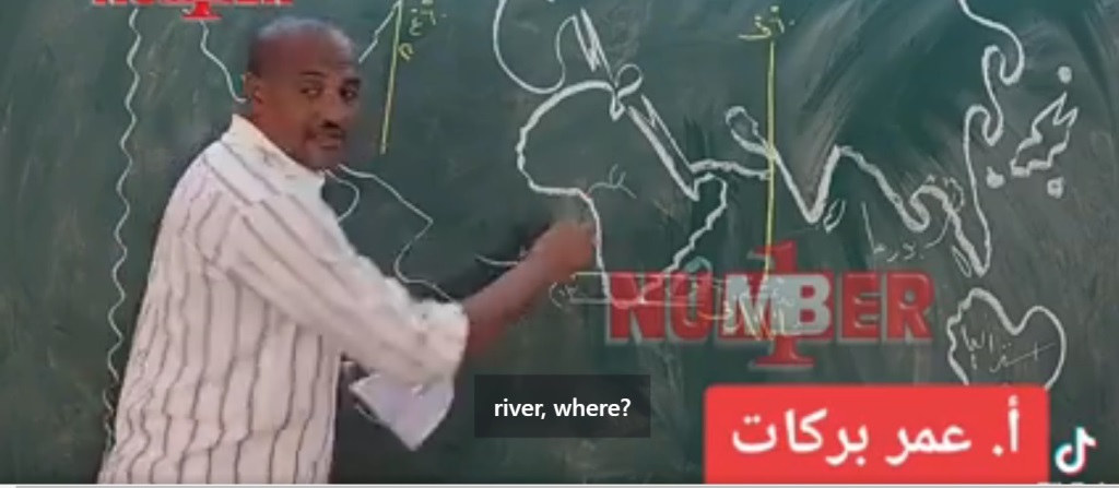 شاهد بالفيديو.. مُعلم سوداني يثير إعجاباً واسعاً بطريقة تلقينه لتلاميذه الدرس بأسلوب "شيق" ومبتكر 10 عمر بركات