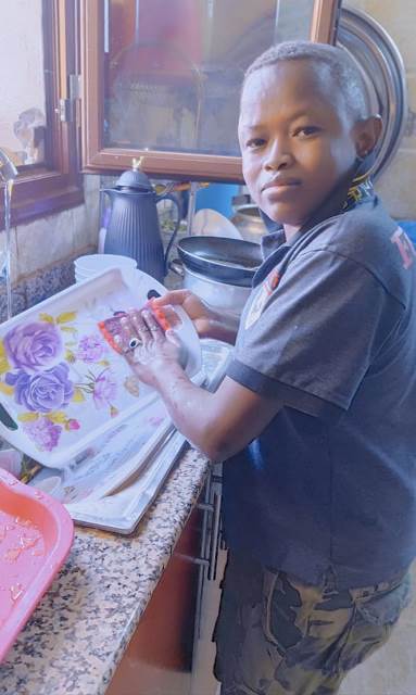 بعد زواج الكوميديان السوداني "غضب الصحراء" للمرة الثانية بعيداً عن الأضواء من فنانة شهيرة يغسل العدة لأول مرة في حياته 10 غضب الصحراء