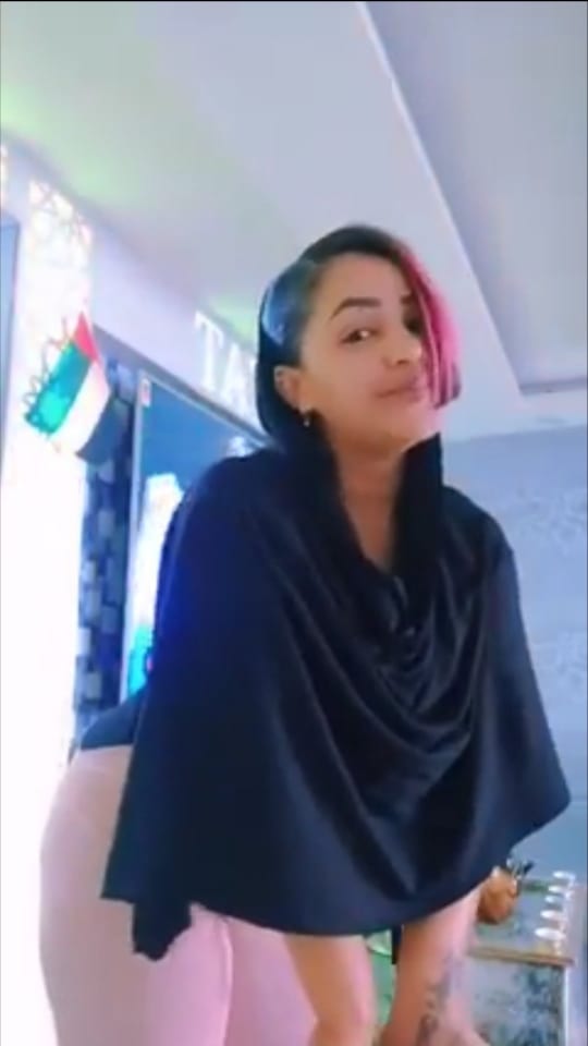 شاهد بالفيديو.. بملابس فاضحة فتاة حسناء تقدم فاصل من الرقص المثير تبرز من خلاله مناطق حساسة في جسمها على أنغام طه سليمان 10 فتاة ترقص على انغام طه سليمان