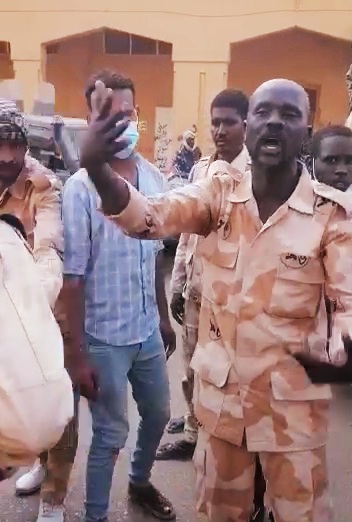 شاهد بالفيديو.. انفعال أحد أفراد شرطة الاحتياطي عقب مقتل قائده العميد “بريمة” 10 ٢٠٢٢٠١١٣ ١٦٤١٤٩