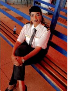 شاهد بالصور: السودانية اعتدال حسين.. من مضيفة رفضت العمل بشركة طيران خليجية بسبب الخمور إلى كابتن 2 اعتدال2