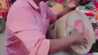 بائع يروج لبضاعته