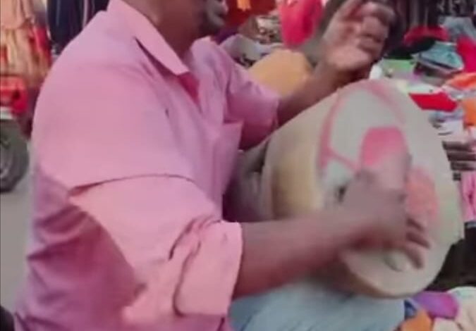 بائع يروج لبضاعته