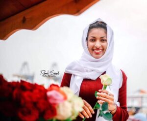 شاهد بالصور: مي إسماعيل إبراهيم.. بائعة الورد البورتسودانية تكمل دراسة الضيافة الجوية 2 بائعة الورد