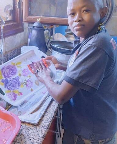 بعد زواج الكوميديان السوداني "غضب الصحراء" للمرة الثانية بعيداً عن الأضواء من فنانة شهيرة يغسل العدة لأول مرة في حياته 1 غضب الصحراء