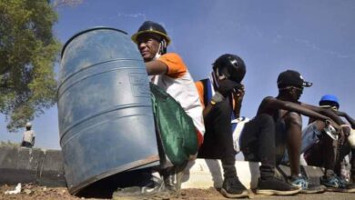 متظاهر برميل