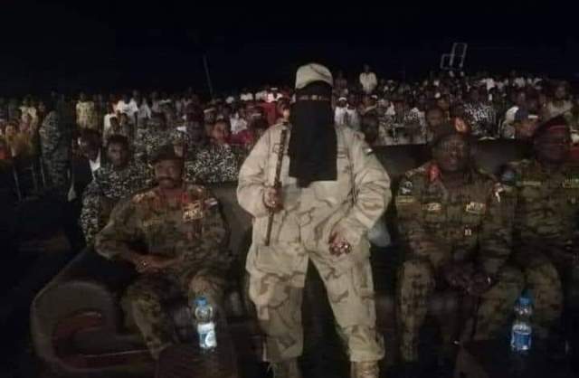 شاهد بالصور.. مصادر تكشف هوية سيّدة ظهرت مرتدية النقاب وزيّ القوات النظامية أثارت الدهشة والتساؤلات بمواقع التواصل 1 ناهد محمود