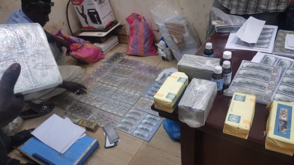 ضبط موقعاً لتزييف العملة بالحاج يوسف 10 تزوير دولار