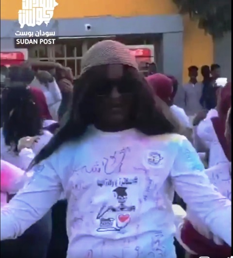 شاهد بالفيديو: رقص مثير لخريج طب سوداني وسط مجموعة بنات على اغنية مهرجان مصري 10 خريج مثير