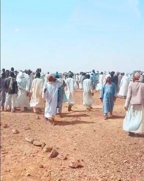 بالصورة.. المئات من الأهالي يتقاطرون على منجم ذهب اكتشف حديثاً بكردفان 10 ذهب كردفان