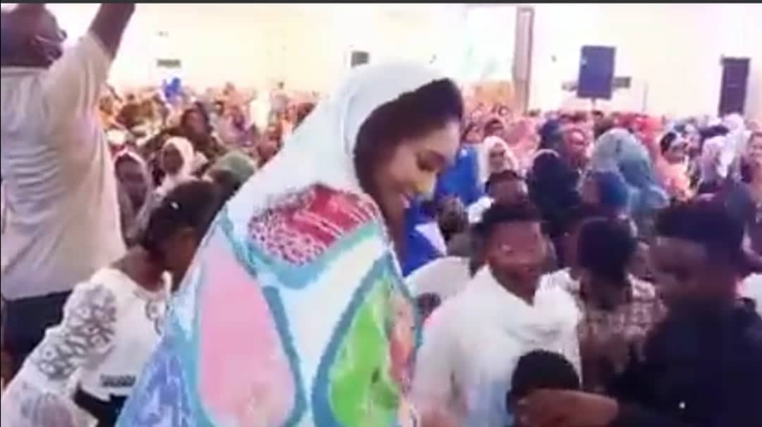 شاهد بالفيديو.. فنانة سودانية تقدم فاصل من الرقص وسط الشباب..وتشعل الحفل ومواقع التواصل بوصلة من الرقصة الجديدة (تعشيقة الركشة دقو ورا) 10 رقصة جديدة