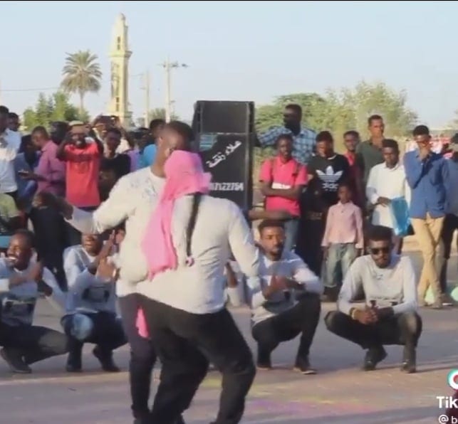 شاهد بالفيديو والصورة.. رقص فاضح بين طالب وطالبة خلال تخريج بإحدى الجامعات السودانية يثير غضب الأسافير ومتابعون يترحمون على التعليم والتربية والأخلاق 10 رقص طالب وطالبة