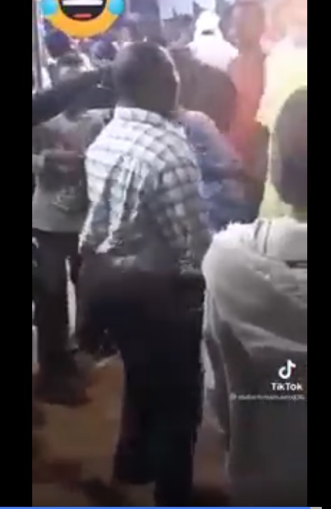 شاهد بالفيديو: سوداني يرقص ويهز مؤخرته بطريفة غريبة ومثيرة.. لكن لماذا صفع طفل بالكف خلال الحفل؟ 10 رقص فاضح