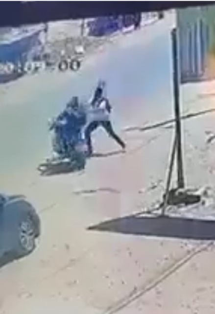 شاهد بالفيديو.. شجاعة شاب سوداني تعيد 350 الف جنيه لصاحبها من قبضة لصوص بالخرطوم 10 شاب شجاع