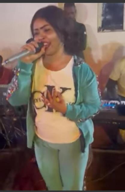 مطربة سودانية