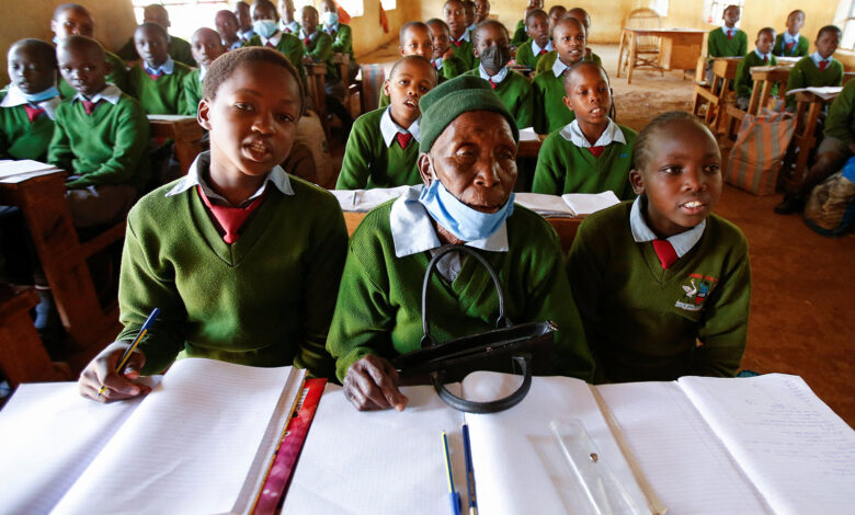 عجوز تعود إلى مقاعد الدراسة في سن 98 1 image 1