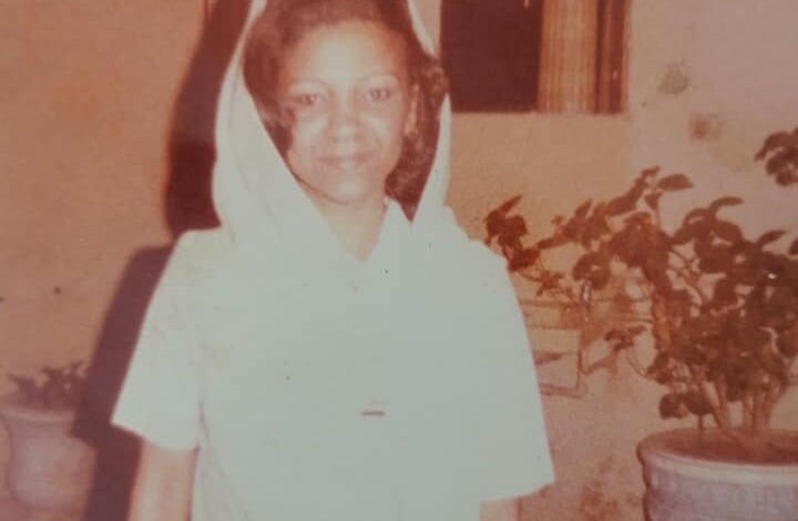 شاهد بالصور: ماما احلام.. نحتت إسمها بمداد من ذهب على جدار قطاع الطيران في السودان 1 احلام1