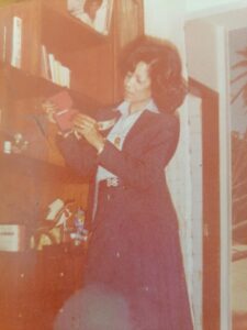 شاهد بالصور: ماما احلام.. نحتت إسمها بمداد من ذهب على جدار قطاع الطيران في السودان 3 احلام2