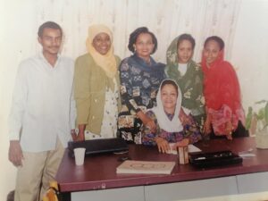 شاهد بالصور: ماما احلام.. نحتت إسمها بمداد من ذهب على جدار قطاع الطيران في السودان 4 احلام3