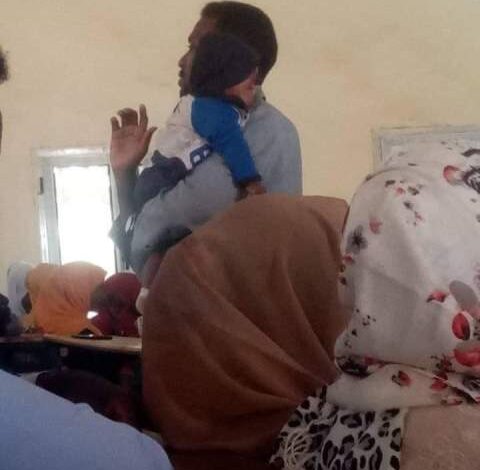 شاهد بالصور .. أستاذ سوداني يحمل رضيعة لإحدى طالباته أثناء المحاضرة يثير الإعجاب على مواقع التواصل 1 استاذ