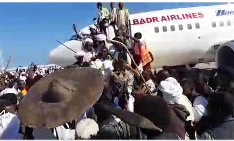 شاهد بالصورة.. استنكار لإقتحام مدرج مطار بورتسودان 1 استقبال ترك