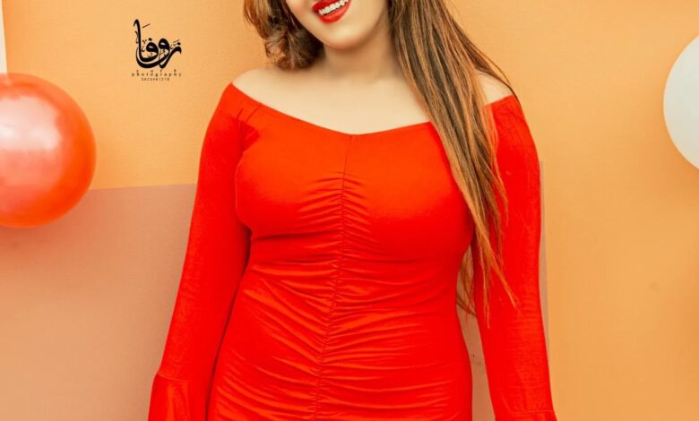 شاهد بالفيديو.. المودل أية أفرو تثير ضجة إسفيرية لا مثيل لها وتقوم بحضن الكوميديان فضيل أكثر من مرتين أمام أنظار الجميع وترفض ترك حضنه رغم خجله.. والجمهور يعلق: (فضيل في طاعة الله) 1 اية افرو