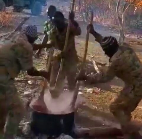 شاهد.. مقطع فيديو لجنود سودانيين يصنعون طعامهم على إيقاع المارشات العسكرية يحصد إعجاب مواقع التواصل 1 جنود سودانيين