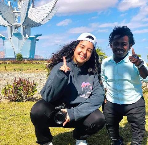 شاهد بالصورة.. المؤثر الاجتماعي ولاعب فريق قصار القامة السوداني "حته" يعيش أجواء عيد الحب بجمهورية مصر 1 حته