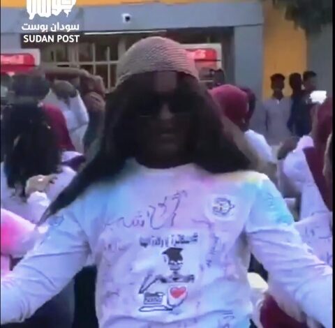 شاهد بالفيديو: رقص مثير لخريج طب سوداني وسط مجموعة بنات على اغنية مهرجان مصري 1 خريج مثير