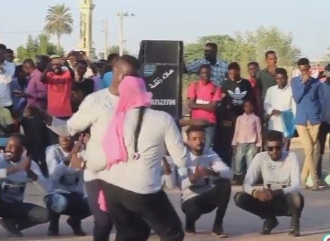 شاهد بالفيديو والصورة.. رقص فاضح بين طالب وطالبة خلال تخريج بإحدى الجامعات السودانية يثير غضب الأسافير ومتابعون يترحمون على التعليم والتربية والأخلاق 1 رقص طالب وطالبة