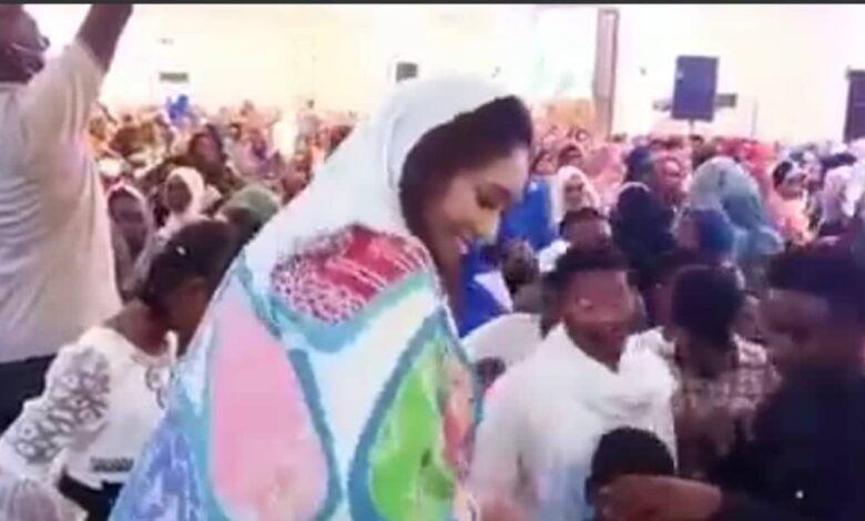 شاهد بالفيديو.. فنانة سودانية تقدم فاصل من الرقص وسط الشباب..وتشعل الحفل ومواقع التواصل بوصلة من الرقصة الجديدة (تعشيقة الركشة دقو ورا) 1 رقصة جديدة
