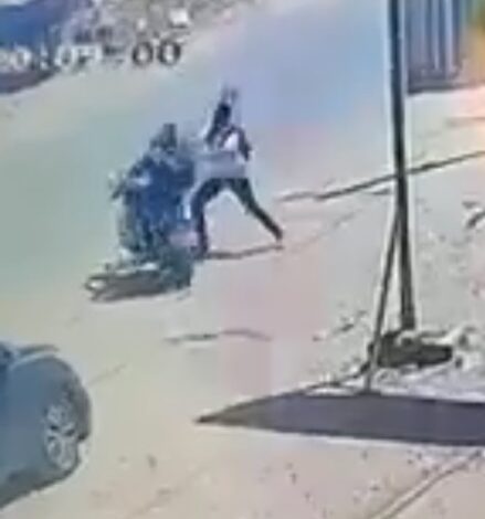 شاهد بالفيديو.. شجاعة شاب سوداني تعيد 350 الف جنيه لصاحبها من قبضة لصوص بالخرطوم 1 شاب شجاع