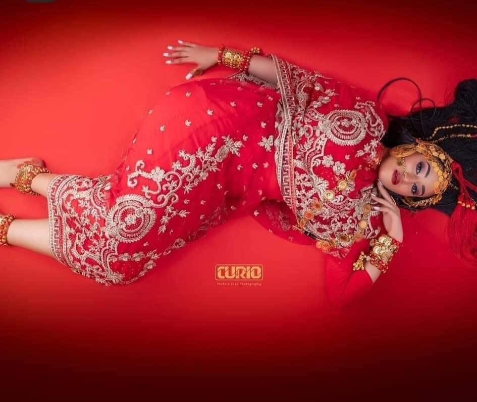 شاهد بالصور.. الراقصة آية أفرو تعود لإثارة الجدل وتستعرض جسمها وهي مستلقية على الأرض بطريقة مثيرة ومتابعون: (أريتو كان درشونا بالدوشكات درش ولا نشوف الصور دي) 13 اية افرو جديد3 1