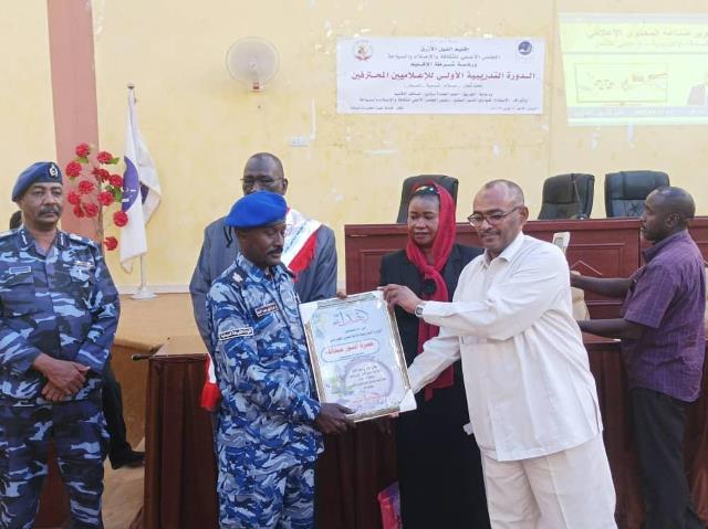 حاكم إقليم النيل الأزرق يجدد دعمه للإعلام لإرساء السلام والتنمية 10 حاكم النيل الازرق