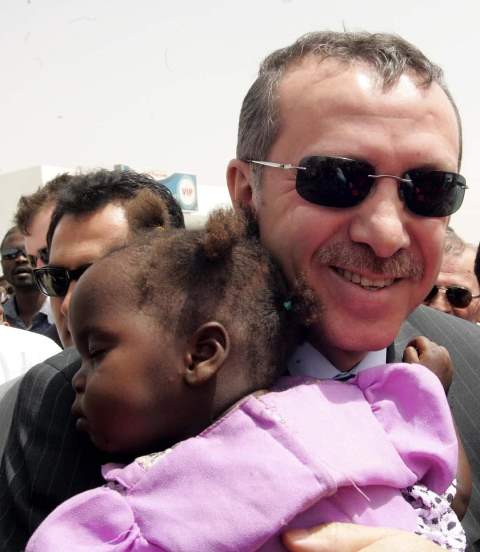 شاهد.. بصورة مُعبرة السفارة التركية تعيد ذكرى زيارة "أردوغان" إلى السودان في عهد البشير 10 دارفور اردوغان