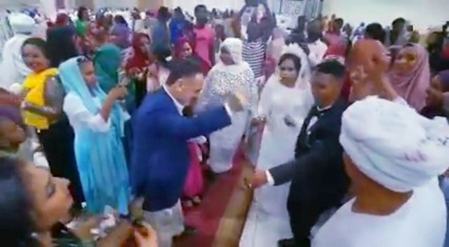 قال لأول مرة في حياتي .. شاهد بالفيديو: السفير التركي بالخرطوم يرقص مع العروسين في زواج سوداني 10 سفير