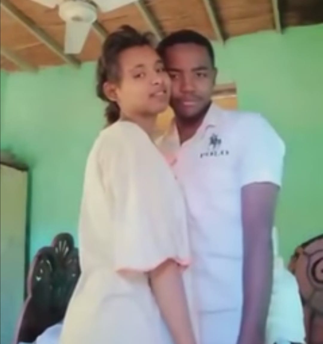 شاهد الفيديو الذي اهتزت له مواقع التواصل الاجتماعي بالسودان.. شاب وفتاة يتبادلان الأحضان الرومانسية والقُبلات الساخنة ويجاهران بمعصيتهم ومتابعون: (كل ما يحدث سببه إلغاء قانون النظام العام) 10 شاب وفتاة يتبادلان الاحضان