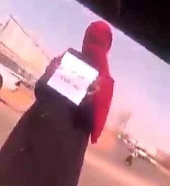 شاهد بالفيديو.. أخبار سارة ومفرحة في انتظار فتاة سودانية عرضت نفسها للزواج في الشارع العام وسط دهشة أصحاب السيارات والمارة 10 طالبة زواج