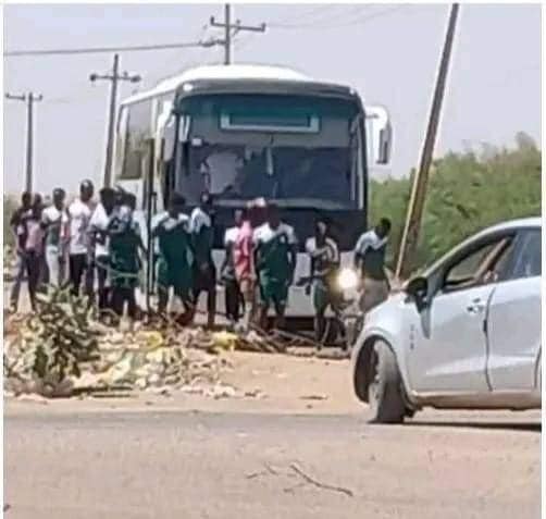 شاهد بالصورة والفيديو .. لاعبو المنتخب الوطني السوداني بقيادة السماني ينزلون من البص الخاص بهم لإزالة المتاريس من الشارع للحاق بالتدريب الصباحي 10 لاعبو المنتخب