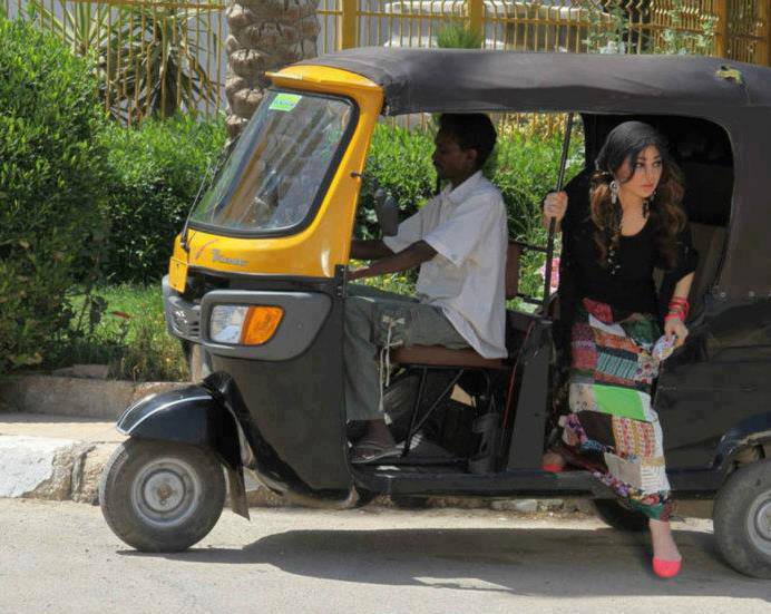 بالفيديو.. امرأة تصفع سائق "ركشة" 17 صفعة على وجهه في 90 ثانية بعد أن صدم سيارتها 10 هيفاء وهبي و الركشة