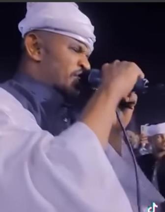 شاهد بالفيديو.. تدافع كبير وحشود جماهيرية غير مسبوقة في حفل لفنان الربابة ود دار الزين بإحدى المدن بالولاية الشمالية 10 ود دار الزين