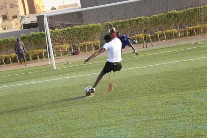 روماضينيو".. سوداني بساق خشبية يدخل تاريخ كرة القدم 10 FB IMG 1648144598145