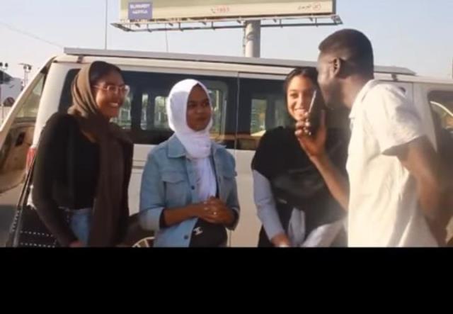 شاهد بالفيديو: حسناوات سودانيات يربكن مذيع ويجعلنه يعجز عن الحديث معلقاً على الهواء " والله نسيتوني السؤال" 1 حسناوات