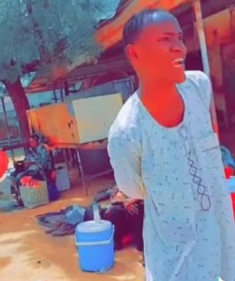 شاهد بالفيديو: شاب عشريني يجذب الفتيات بطريقة غريبة ويدهش الجميع بما يفعله 1 شاب جذاب