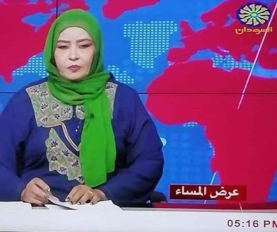 شاهد بالصورة: زيّ مذيعة بالتلفزيون السوداني يثير موجة من الجدل على منصات التواصل الاجتماعي 1 مذيعة السودان